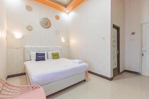 Urbanview Hotel Rifal Home Tegal