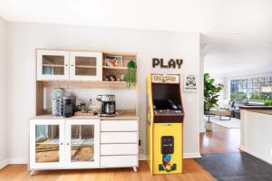 Modern 2BR Retreat w Maple Leaf UW&Park