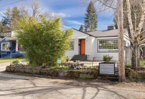 Modern 2BR Retreat w Maple Leaf UW&Park