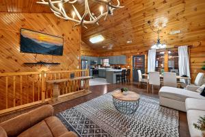 Near Parkway- Hot Tub Rock Wall Cabin