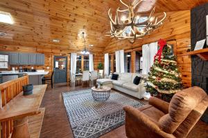 Near Parkway- Hot Tub Rock Wall Cabin