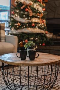 Near Parkway- Hot Tub Rock Wall Cabin