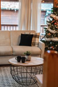 Near Parkway- Hot Tub Rock Wall Cabin