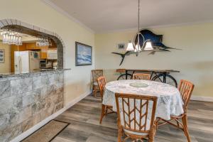 Waterfront Bradenton Condo 3 Mi to Beach!