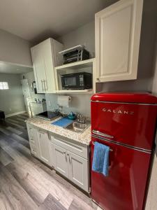 Modern Tampa studio full Kitchen & great location