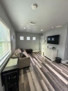 Modern Tampa studio full Kitchen & great location