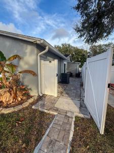 Modern Tampa studio full Kitchen & great location