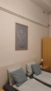 Cozy rooms near the New York cafe