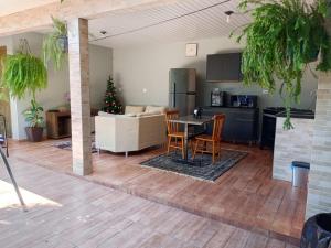 Quarto privativo com varanda gourmet na Vila Carimã