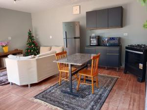 Quarto privativo com varanda gourmet na Vila Carimã