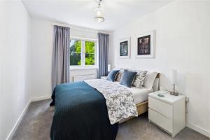 3 bed modern townhouse with self check in, sleeps 6, 35mins direct train to London Waterloo, zone 6