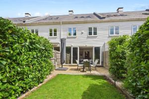 3 bed modern townhouse with self check in, sleeps 6, 35mins direct train to London Waterloo, zone 6