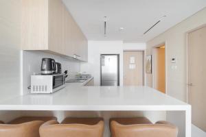 Free housekeeping visits during your stay - StayShort - Palm Jumeirah Getaway for 2 with Sea View