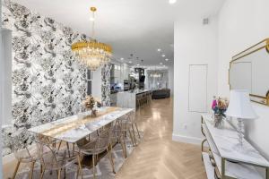 The Gilded Manor by RedHill Stays - Luxury Mansion at Dupont Circle, Garage Parking, Private Cooking Service