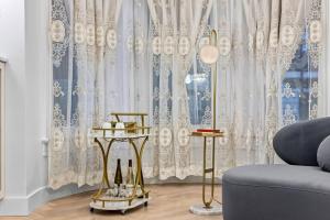 The Gilded Manor by RedHill Stays - Luxury Mansion at Dupont Circle, Garage Parking, Private Cooking Service