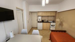 Hermosos Departamentos en Mar del Plata en el Centro La Perla a 2 cuadras de la playa, costa y peatonal, uno con balcón y vista al mar y otro interno