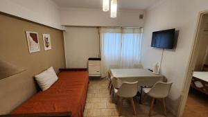 Hermosos Departamentos en Mar del Plata en el Centro La Perla a 2 cuadras de la playa, costa y peatonal, uno con balcón y vista al mar y otro interno