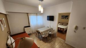 Hermosos Departamentos en Mar del Plata en el Centro La Perla a 2 cuadras de la playa, costa y peatonal, uno con balcón y vista al mar y otro interno