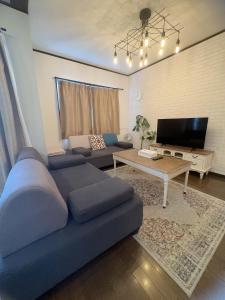 4 min to JR Entire 3BR House w Garage Family Friendly Fast WiFi