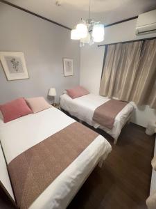 4 min to JR Entire 3BR House w Garage Family Friendly Fast WiFi