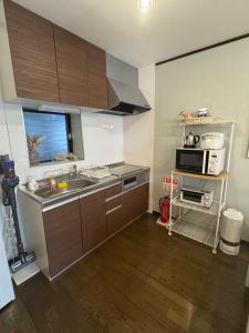 4 min to JR Entire 3BR House w Garage Family Friendly Fast WiFi