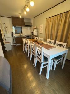 4 min to JR Entire 3BR House w Garage Family Friendly Fast WiFi