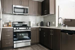 Excellent Town Home 2BR in WEHO Parking,Gym,Pool