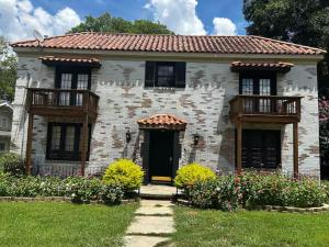 Beautiful 1King 1Ba APT in treasured Belhaven