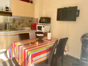 Studio Ensoleillé avec Balcon et WIFI à Amélie-les-Bains - FR-1-703-220