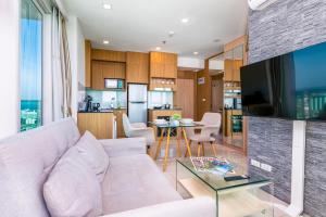 Rare Panoramic Sea, City & Mountain Views - XXL Balcony - 1Gbps Blazing Fast Free WIFI - Pool - Gym - Pool Table - Steam - Sauna - Bar