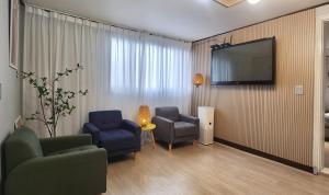 C-3 White Linen House