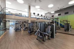 Contemporary 2BR Prime Hollywood Location