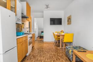 Stylish 2BR Apartment with Balcony in City Center