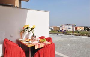 Lovely Apartment In Nin With Swimming Pool