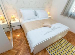 Villa Lara With Pool And Sea View