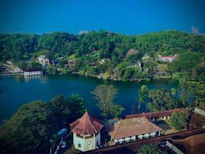 The Lake Round Guest House