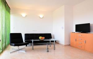 Beautiful Apartment In Nin With Swimming Pool