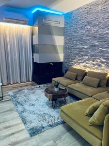 Luxurious & cozy down town home 82’