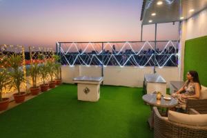 Via Blue Bell - Nr New Delhi Railway Station