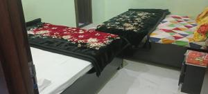 Hotal shri Girraj Dham premanand mharaj marg