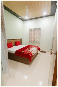 Dori Bazar Road Hotel Saurav Premium Palace Near Yamuna River - Shri Dwarkadhish Temple - Free Wi-Fi-Restaurant Car Parking facilities - Room Service ree Wifi # Free Wifi - Fully Air conditioning Room - Best Budget Hotel In Mathura