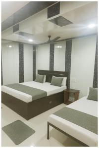 Dori Bazar Road Hotel Saurav Premium Palace Near Yamuna River - Shri Dwarkadhish Temple - Free Wi-Fi-Restaurant Car Parking facilities - Room Service ree Wifi # Free Wifi - Fully Air conditioning Room - Best Budget Hotel In Mathura