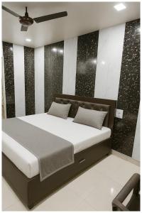 Dori Bazar Road Hotel Saurav Premium Palace Near Yamuna River - Shri Dwarkadhish Temple - Free Wi-Fi-Restaurant Car Parking facilities - Room Service ree Wifi # Free Wifi - Fully Air conditioning Room - Best Budget Hotel In Mathura