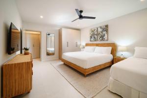 Wooden Tone LUX 2BR Walk to Beach Sky Pool Deck