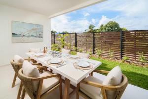 Wooden Tone LUX 2BR Walk to Beach Sky Pool Deck