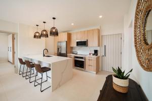 Wooden Tone LUX 2BR Walk to Beach Sky Pool Deck