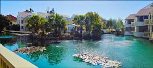 Fairyhouse on the Lake - Next to Beach Resort with Pool & Lake in Heart of Mandurah