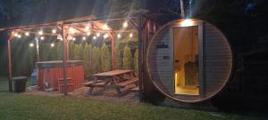 Całoroczny, drewniany domek przy lesie