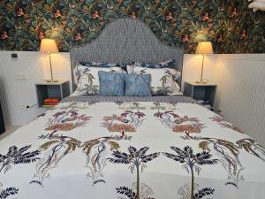 Sun & Palms - Bluebird Designer Apartment