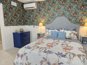 Sun & Palms - Bluebird Designer Apartment